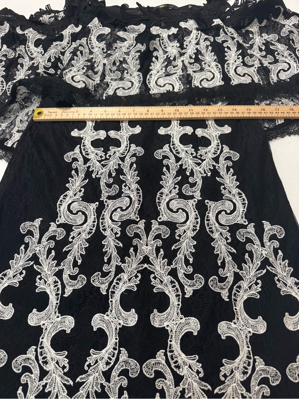 Kobi Halperin Black and White Cold-Shoulder Lace Shift Dress Sz 8 - Picture 5 of 11